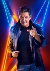 Schauspieler David Hasselhoff mit orange-blauen Lichteffekten im Hintergrund