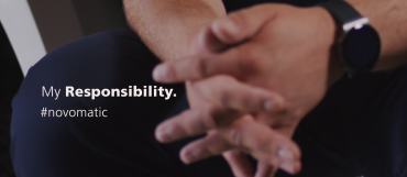 NOVOMATIC Mitarbeiter mit gefalteten Händen in Arbeitskleidung