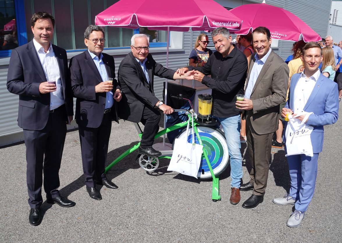 NOVOMATIC Repräsentanten im Anzug im Hof des HQ in Gumpoldskirchen 