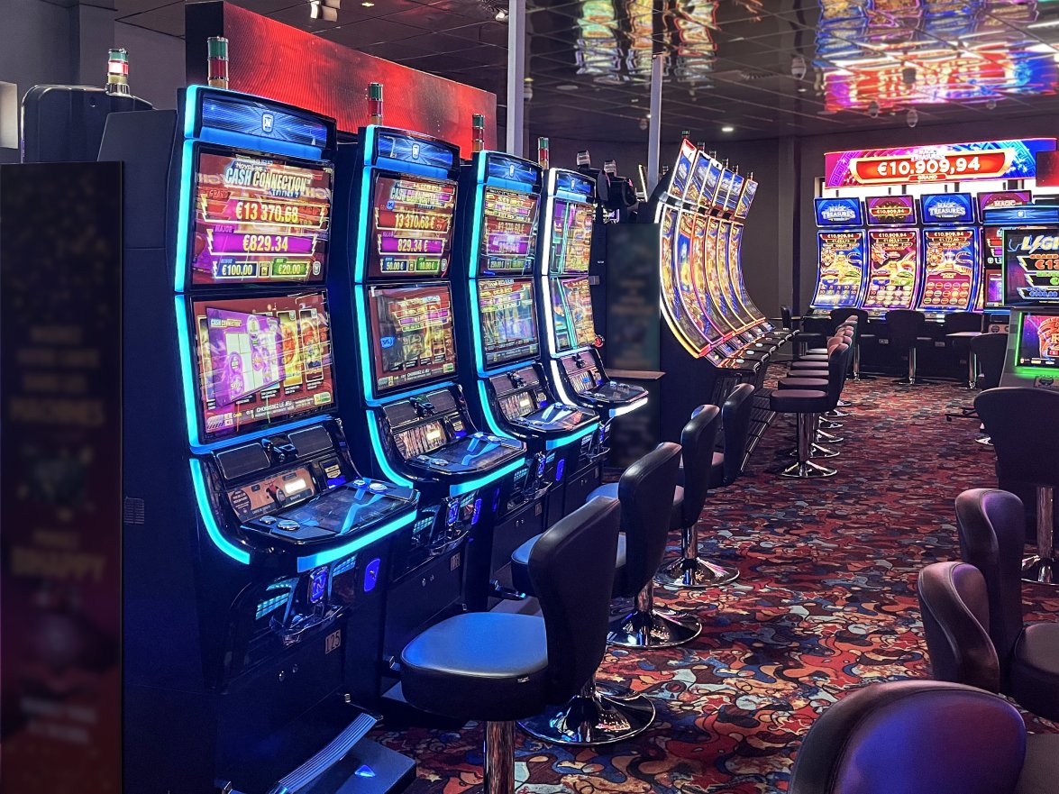 Cabinets aufgereiht in Casino-Athmosphäre